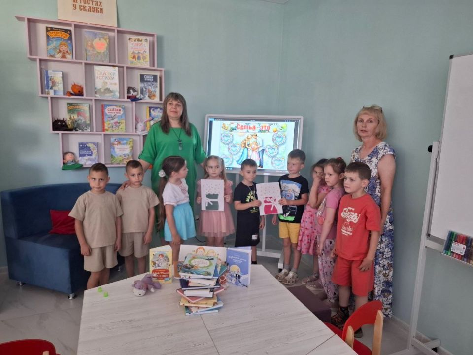 В центральной библиотеке им. Г. Сковороды для самых маленьких посетителей Ровеньковского ясли-сада "Ладушки" состоялось увлекательное путешествие в прошлое! Дошкольники отправились в экскурс по истории любви святых Петра и... В центральной библиотеке им. Г. Сковороды для самых маленьких посетителей Ровеньковского ясли-сада "Ладушки" состоялось увлекательное путешествие в прошлое! Дошкольники отправились в экскурс по истории любви святых Петра и...