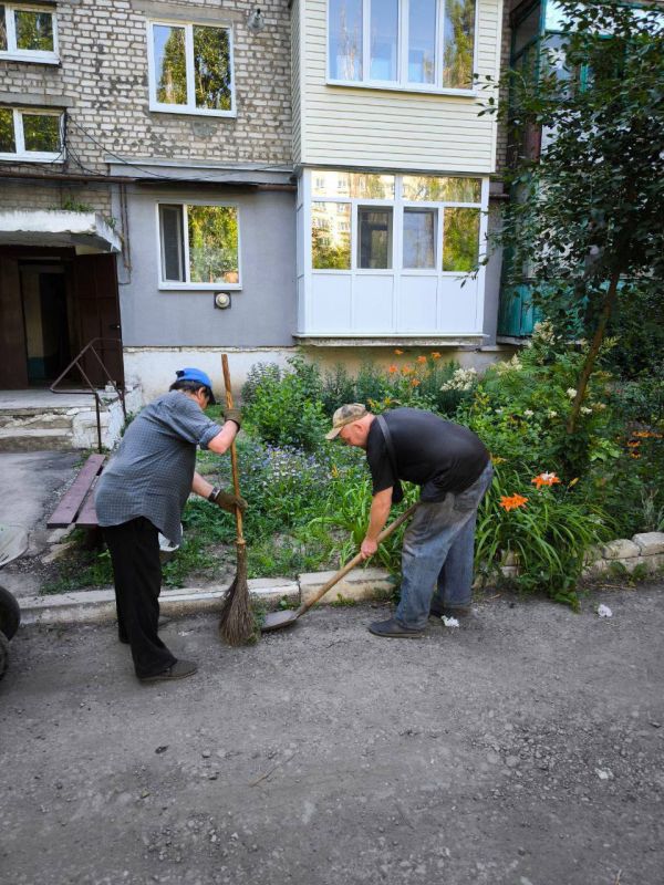 Виктория Сергеева: Коммунальщики в действии. В Кировске продолжается покос травы, обрезка и спил аварийных деревьев Виктория Сергеева: Коммунальщики в действии. В Кировске продолжается покос травы, обрезка и спил аварийных деревьев