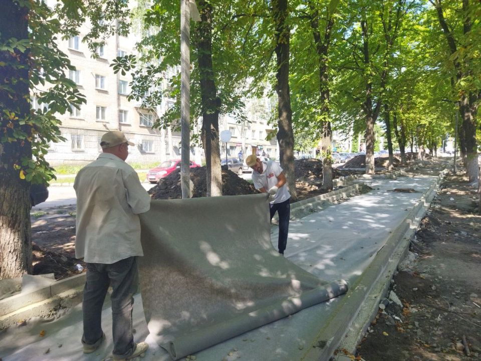 В Ровеньках продолжаются работы по благоустройству аллеи по улице Ленина В Ровеньках продолжаются работы по благоустройству аллеи по улице Ленина