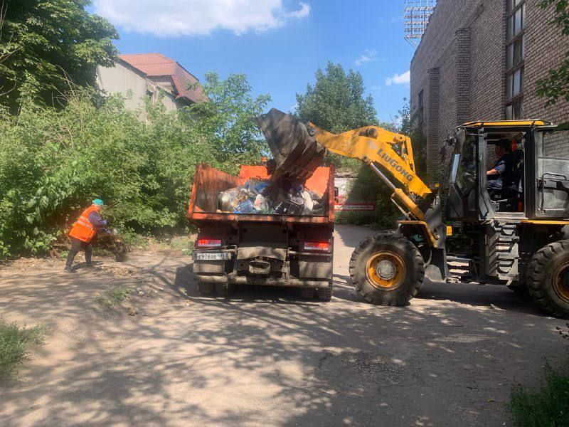 Коммунальные службы проводят работы на территории города Коммунальные службы проводят работы на территории города