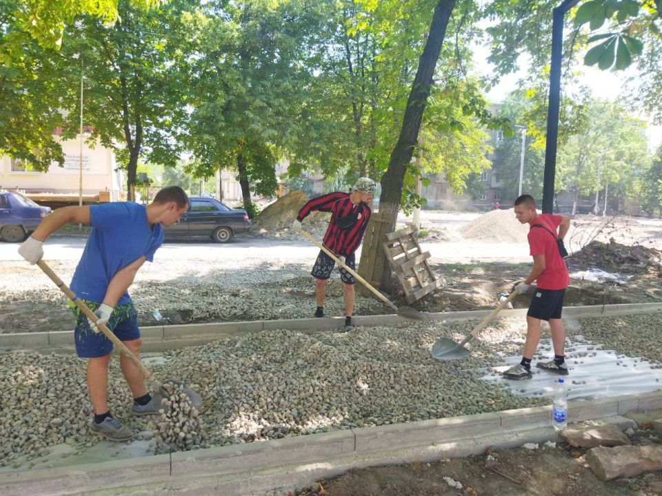 В Ровеньках продолжаются работы по благоустройству аллеи по улице Ленина В Ровеньках продолжаются работы по благоустройству аллеи по улице Ленина