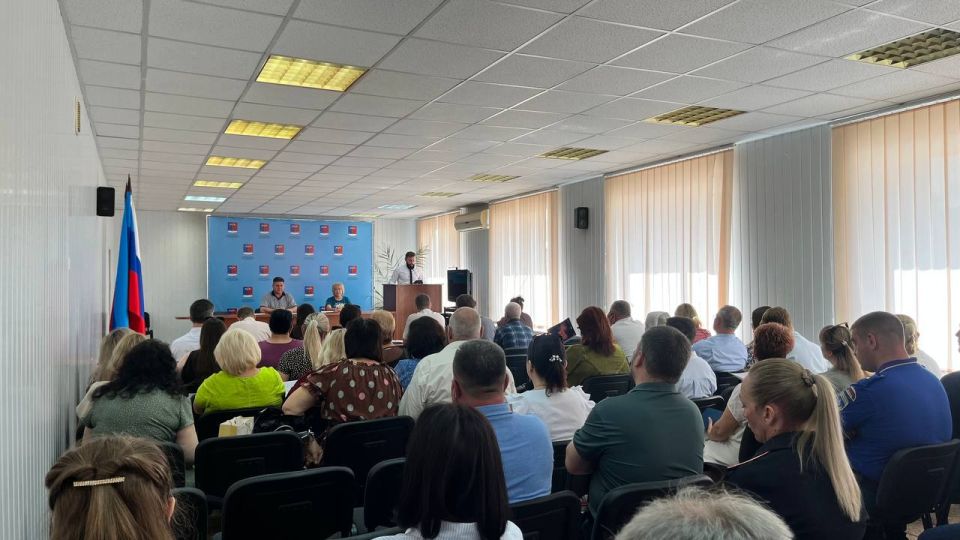 Альберт Зинченко: Сегодня совместно с председателем Совета Станично-Луганского муниципального округа Татьяной Пономаревой провели аппаратное совещание с руководителями структурных подразделений, учреждений и предприятий... Альберт Зинченко: Сегодня совместно с председателем Совета Станично-Луганского муниципального округа Татьяной Пономаревой провели аппаратное совещание с руководителями структурных подразделений, учреждений и предприятий...