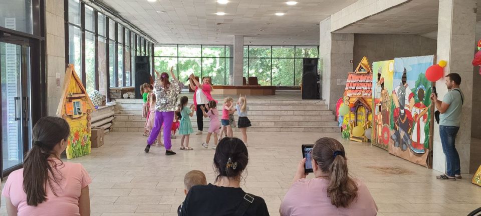 Праздник выходного дня!. В Антрацитовском центральном городском дворце культуры им. Ленина состоялась детская развлекательная программа "Теремок" Праздник выходного дня!. В Антрацитовском центральном городском дворце культуры им. Ленина состоялась детская развлекательная программа "Теремок"