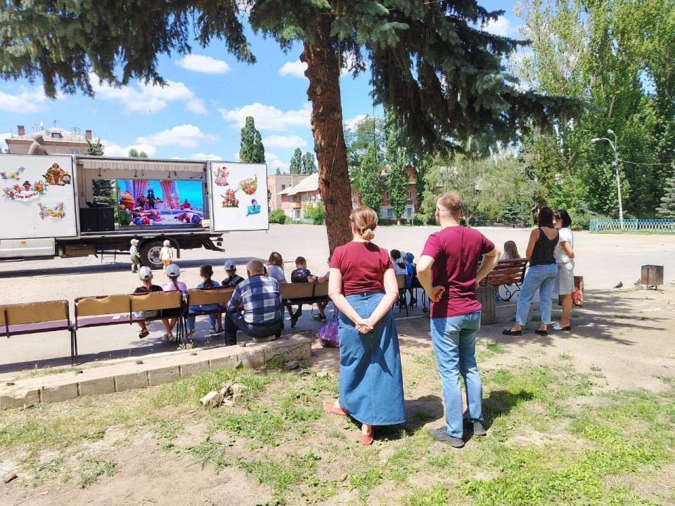 В выходные центральная площадь города Лутугино превратилась в настоящий кинотеатр под открытым небом В выходные центральная площадь города Лутугино превратилась в настоящий кинотеатр под открытым небом