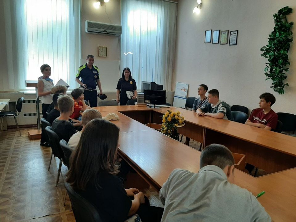 В Славяносербске провели заседание молодежного клуба «Новое поколение» на тему «День ГИБДД» В Славяносербске провели заседание молодежного клуба «Новое поколение» на тему «День ГИБДД»