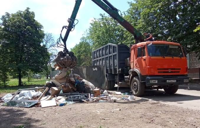 Коммунальные службы проводят работы на территории города Коммунальные службы проводят работы на территории города