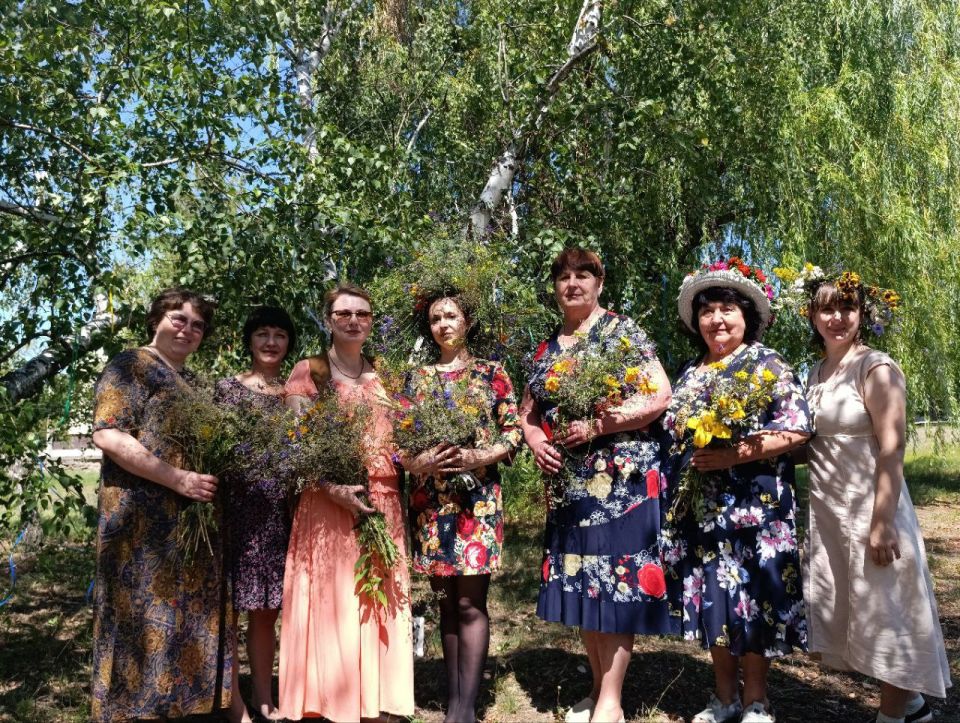 День Ивана Купала - праздник мистический, загадочный, но в то же время разгульный и весёлый, полный приговоров, всевозможных примет, гаданий, легенд, поверий и все они были связаны с водой, огнём и травами День Ивана Купала - праздник мистический, загадочный, но в то же время разгульный и весёлый, полный приговоров, всевозможных примет, гаданий, легенд, поверий и все они были связаны с водой, огнём и травами