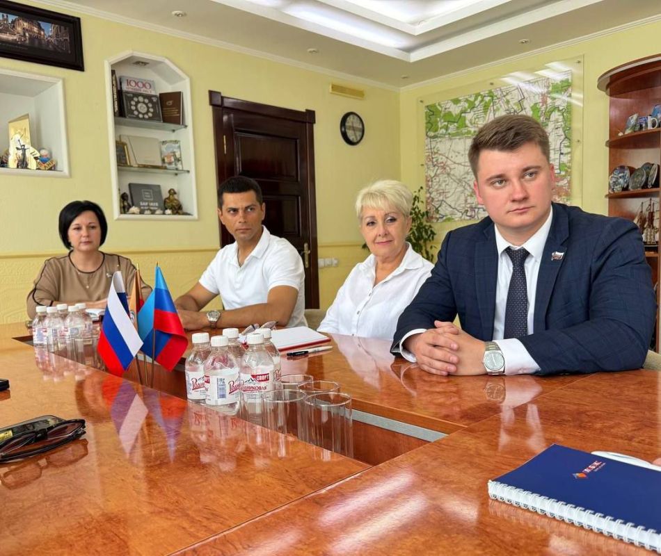 Сергей Крамаренко: Славяносербский район с рабочим визитом посетил заместитель Главы Муниципального образования Санкт-Петербурга Муниципального округа N 72, председатель Союза Молодежных избирательных комиссий России Максим... Сергей Крамаренко: Славяносербский район с рабочим визитом посетил заместитель Главы Муниципального образования Санкт-Петербурга Муниципального округа N 72, председатель Союза Молодежных избирательных комиссий России Максим...