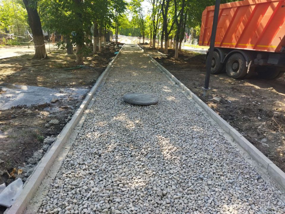 В Ровеньках продолжаются работы по благоустройству аллеи по улице Ленина В Ровеньках продолжаются работы по благоустройству аллеи по улице Ленина