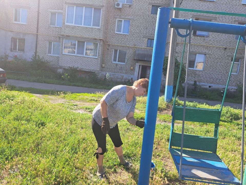 В поселке Северный прошел субботник, в рамках которого была покрашена детская площадка, расположенная рядом с многоквартирными домами по адресу: переулок Ленина В поселке Северный прошел субботник, в рамках которого была покрашена детская площадка, расположенная рядом с многоквартирными домами по адресу: переулок Ленина