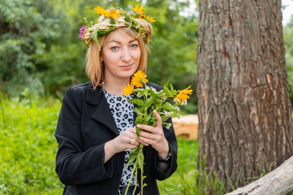 Обряд плетения и пускания венков в воду на Ивана Купала – это не просто красивая забава, это мост между нами и древностью, связь с корнями, с теми, кто жил на этой земле до нас В этот день венок становится не просто... Обряд плетения и пускания венков в воду на Ивана Купала – это не просто красивая забава, это мост между нами и древностью, связь с корнями, с теми, кто жил на этой земле до нас В этот день венок становится не просто...