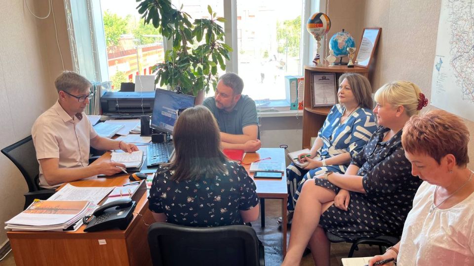 Альберт Зинченко: Сегодня заместитель Главы Станично-Луганского муниципального округа Анна Кулиш провела рабочее совещание с руководителями учреждений социальной сферы Альберт Зинченко: Сегодня заместитель Главы Станично-Луганского муниципального округа Анна Кулиш провела рабочее совещание с руководителями учреждений социальной сферы