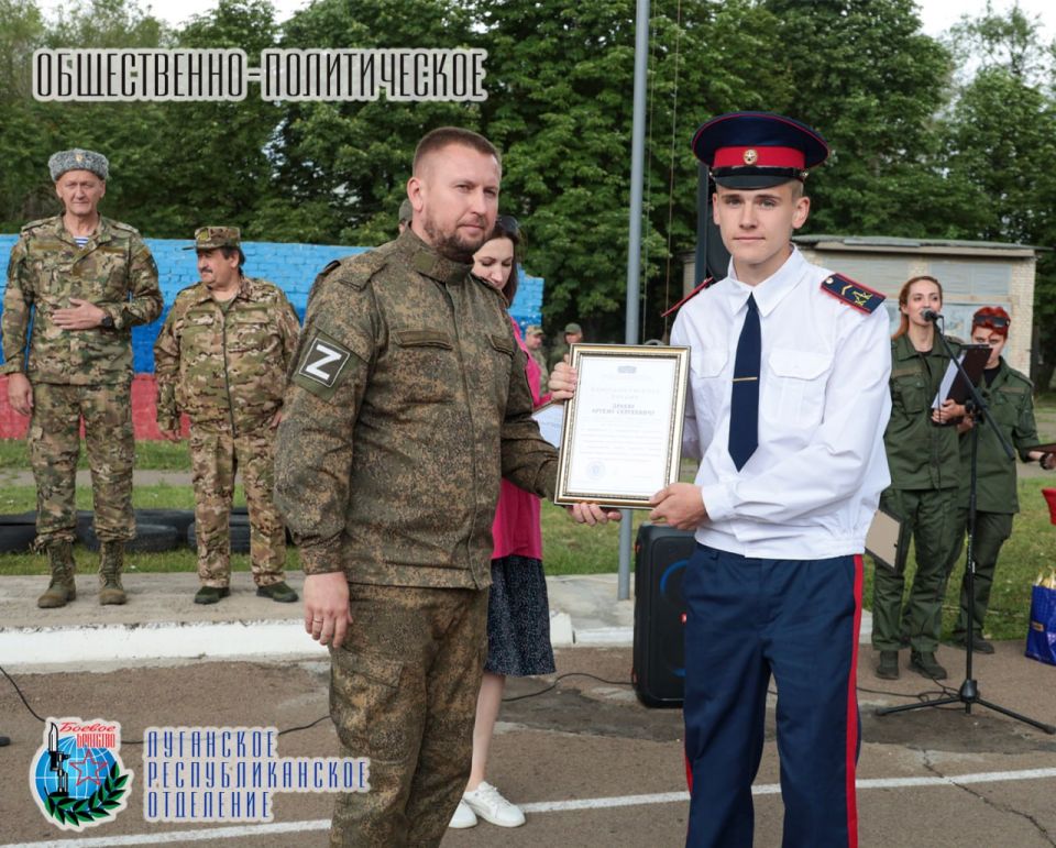20 июня в рамках церемонии закрытия военно-спортивных сборов в Республиканском казачьем кадетском корпусе имени маршала авиации Александра Ефимова Председатель Народного Совета Луганской Народной Республики, член Совета... 20 июня в рамках церемонии закрытия военно-спортивных сборов в Республиканском казачьем кадетском корпусе имени маршала авиации Александра Ефимова Председатель Народного Совета Луганской Народной Республики, член Совета...