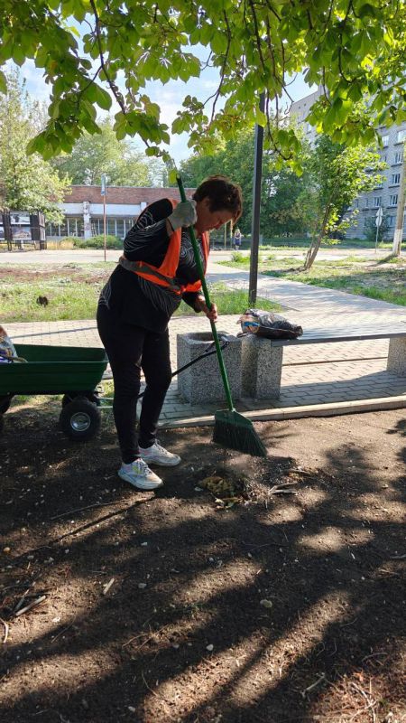 Виктория Сергеева: Коммунальщики в действии. В Кировске продолжается покос травы, обрезка и спил аварийных деревьев Виктория Сергеева: Коммунальщики в действии. В Кировске продолжается покос травы, обрезка и спил аварийных деревьев