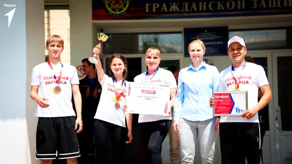 Семья Довговецких представила Антрацитовский округ на Всероссийской игре «Семейная Зарница», которая проходила на площадке Института гражданской защиты ЛГУ им. В. Даля Семья Довговецких представила Антрацитовский округ на Всероссийской игре «Семейная Зарница», которая проходила на площадке Института гражданской защиты ЛГУ им. В. Даля