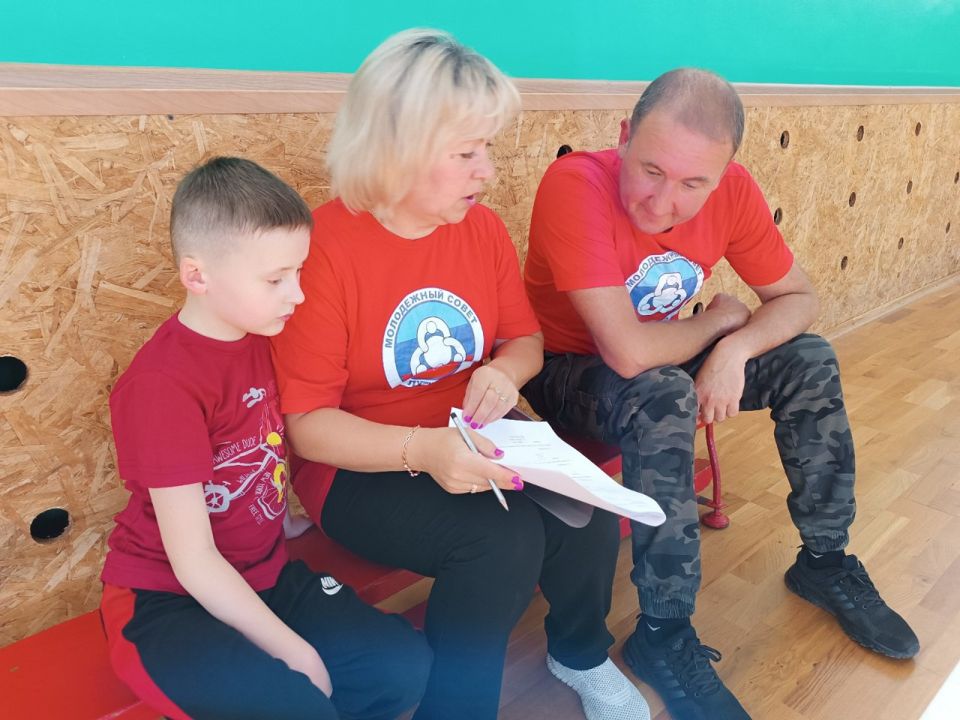 В Лутугинской спортивной школе прошло физкультурное мероприятие «Мама, папа, я – спортивная семья» В Лутугинской спортивной школе прошло физкультурное мероприятие «Мама, папа, я – спортивная семья»