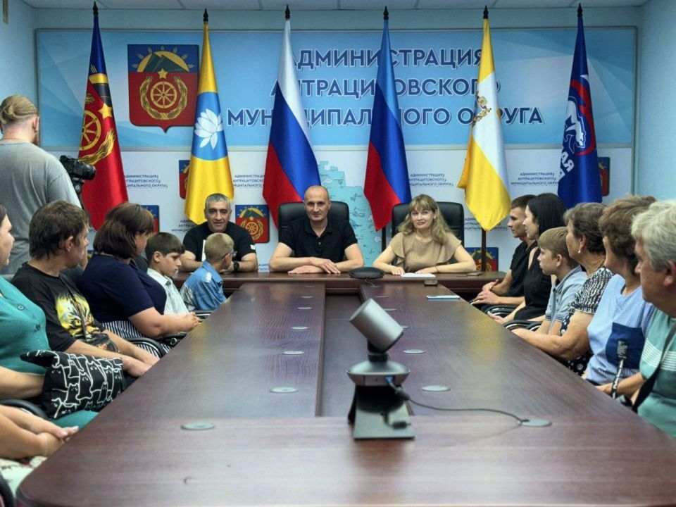 В Антрацит доставили гуманитарную помощь из Кисловодска, что стало настоящим событием для детей и семей с ограниченными возможностями В Антрацит доставили гуманитарную помощь из Кисловодска, что стало настоящим событием для детей и семей с ограниченными возможностями