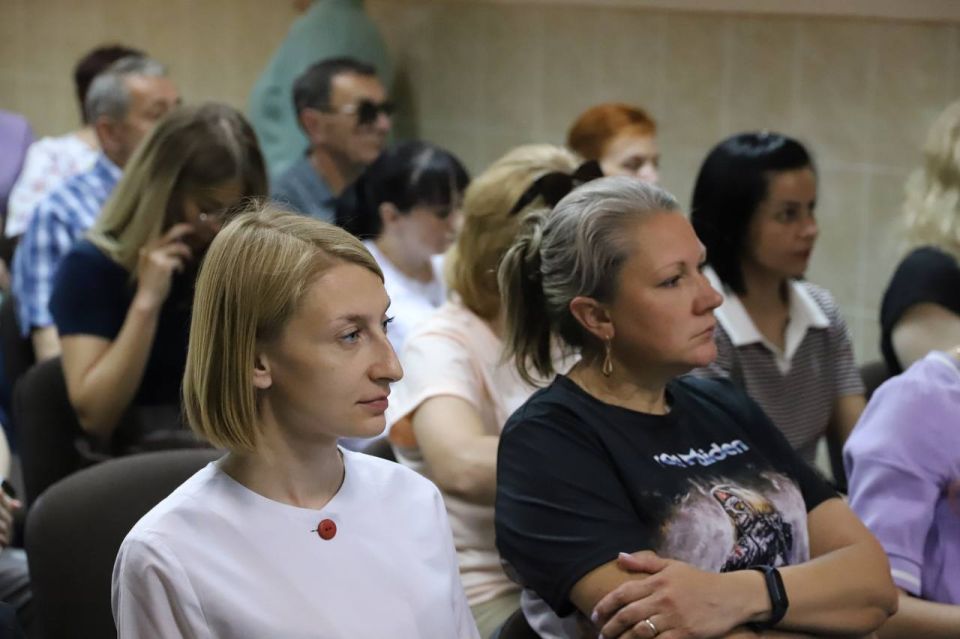 Полицейские провели профориентационную лекцию для сотрудников алчевской больницы Полицейские провели профориентационную лекцию для сотрудников алчевской больницы