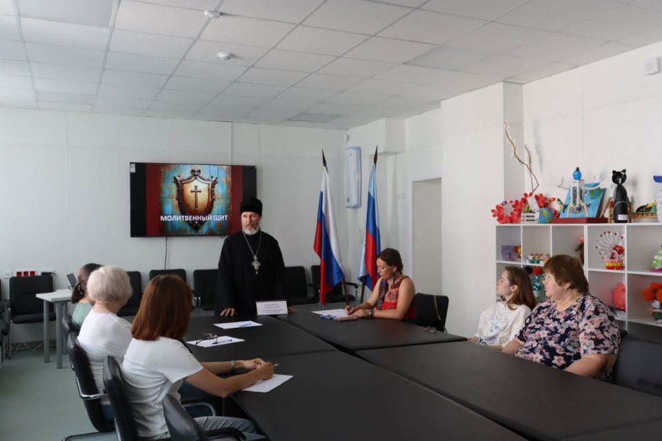 Молитвенный щит. В женском клубе «Академия успеха» при Северодонецком центре занятости населения 4 июля 2025 года состоялся семинар по укреплению духовно-нравственного здоровья с руководителем молодежного отдела, протоиреем... Молитвенный щит. В женском клубе «Академия успеха» при Северодонецком центре занятости населения 4 июля 2025 года состоялся семинар по укреплению духовно-нравственного здоровья с руководителем молодежного отдела, протоиреем...