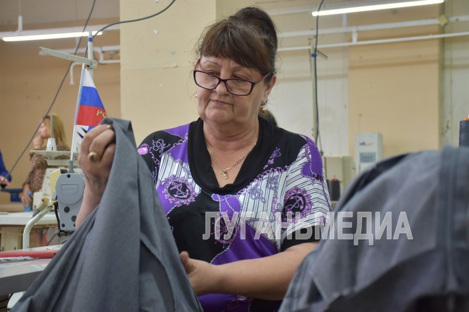 Швейная фабрика возобновила работу в Стаханове Швейная фабрика возобновила работу в Стаханове