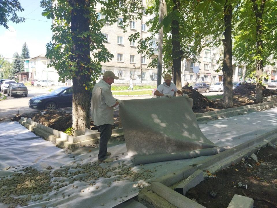 В Ровеньках продолжаются работы по благоустройству аллеи по улице Ленина В Ровеньках продолжаются работы по благоустройству аллеи по улице Ленина