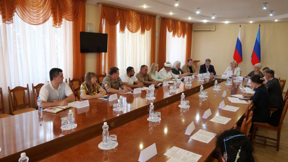 В Луганске прошло первое заседание Экспертного совета по вопросам гармонизации межнациональных (межэтнических) и этноконфессиональных отношений В Луганске прошло первое заседание Экспертного совета по вопросам гармонизации межнациональных (межэтнических) и этноконфессиональных отношений