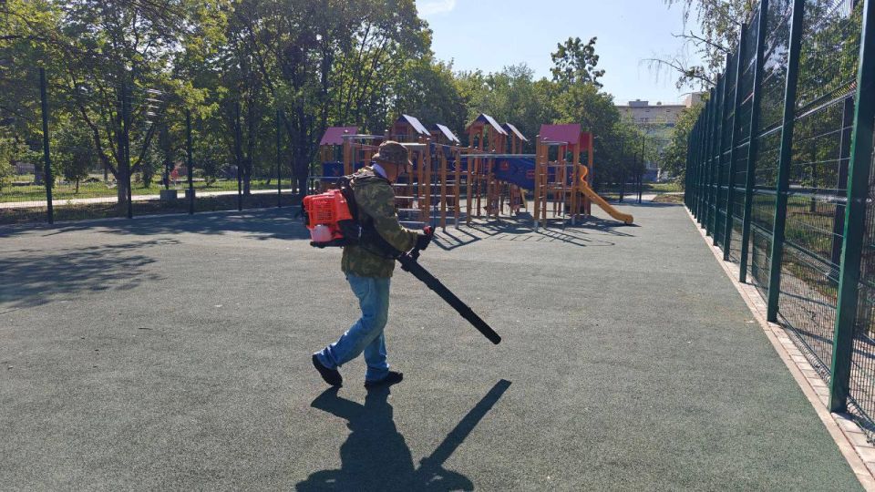 Виктория Сергеева: Коммунальщики в действии. В Кировске продолжается покос травы, обрезка и спил аварийных деревьев Виктория Сергеева: Коммунальщики в действии. В Кировске продолжается покос травы, обрезка и спил аварийных деревьев