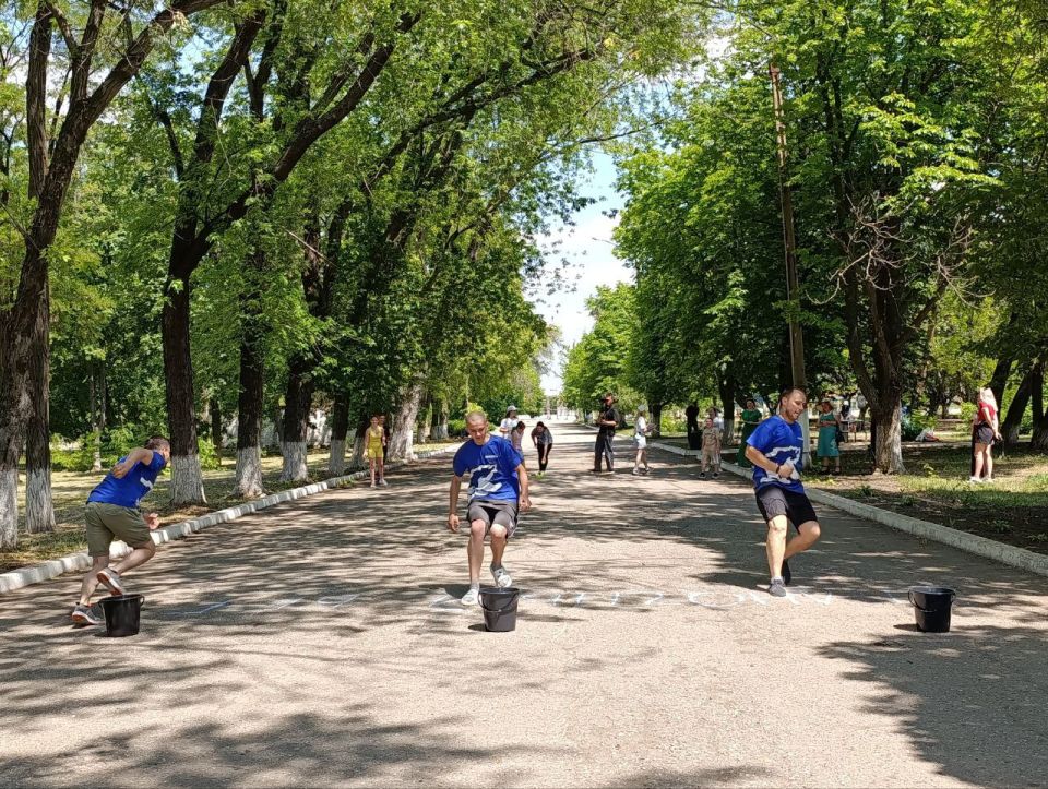 В Кировске накануне «Дня семьи, любви и верности» в рамках спортивного марафона «Сила России, активисты местного отделения парии «Единая Россия», провели в городском парке игру – квест с семьями участников СВО В Кировске накануне «Дня семьи, любви и верности» в рамках спортивного марафона «Сила России, активисты местного отделения парии «Единая Россия», провели в городском парке игру – квест с семьями участников СВО