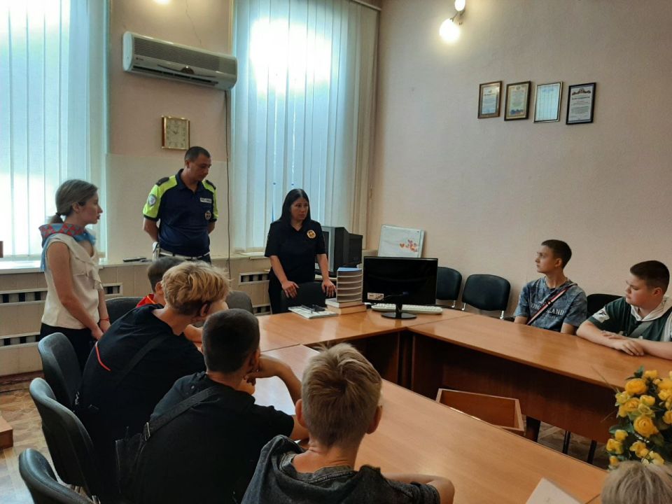 В Славяносербске провели заседание молодежного клуба «Новое поколение» на тему «День ГИБДД» В Славяносербске провели заседание молодежного клуба «Новое поколение» на тему «День ГИБДД»