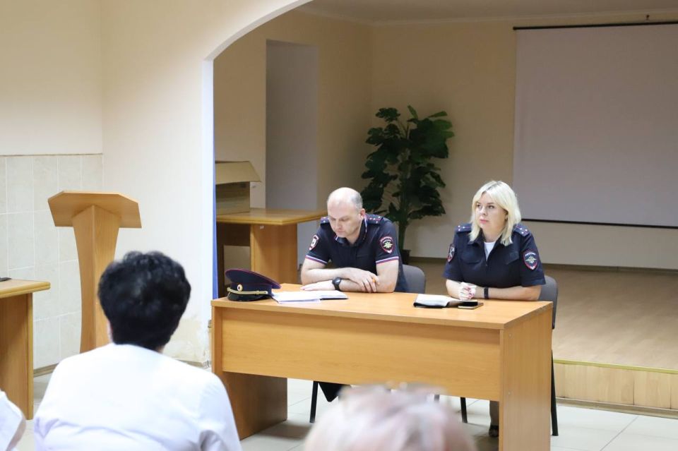 Полицейские провели профориентационную лекцию для сотрудников алчевской больницы Полицейские провели профориентационную лекцию для сотрудников алчевской больницы