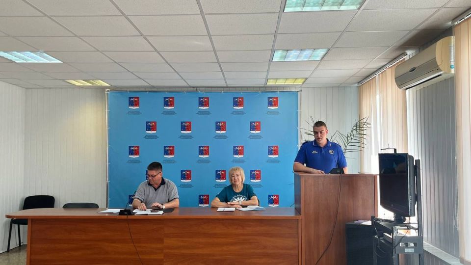 Альберт Зинченко: Сегодня совместно с председателем Совета Станично-Луганского муниципального округа Татьяной Пономаревой провели аппаратное совещание с руководителями структурных подразделений, учреждений и предприятий... Альберт Зинченко: Сегодня совместно с председателем Совета Станично-Луганского муниципального округа Татьяной Пономаревой провели аппаратное совещание с руководителями структурных подразделений, учреждений и предприятий...