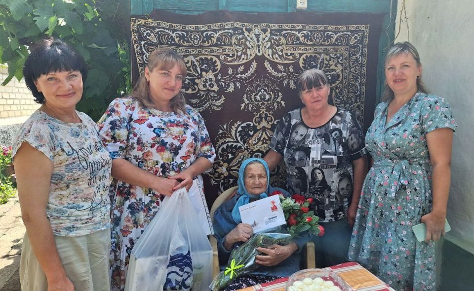 Уже стало доброй традицией поздравлять с юбилеем долгожителей, ветеранов, тружеников тыла, которые многие годы трудились ради процветания нашей страны Уже стало доброй традицией поздравлять с юбилеем долгожителей, ветеранов, тружеников тыла, которые многие годы трудились ради процветания нашей страны