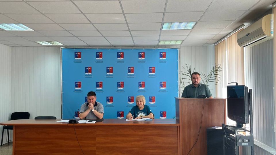 Альберт Зинченко: Сегодня совместно с председателем Совета Станично-Луганского муниципального округа Татьяной Пономаревой провели аппаратное совещание с руководителями структурных подразделений, учреждений и предприятий... Альберт Зинченко: Сегодня совместно с председателем Совета Станично-Луганского муниципального округа Татьяной Пономаревой провели аппаратное совещание с руководителями структурных подразделений, учреждений и предприятий...