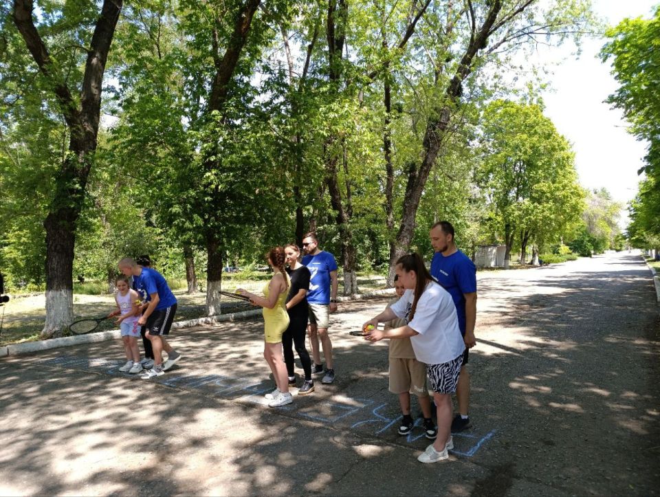 В Кировске накануне «Дня семьи, любви и верности» в рамках спортивного марафона «Сила России, активисты местного отделения парии «Единая Россия», провели в городском парке игру – квест с семьями участников СВО В Кировске накануне «Дня семьи, любви и верности» в рамках спортивного марафона «Сила России, активисты местного отделения парии «Единая Россия», провели в городском парке игру – квест с семьями участников СВО