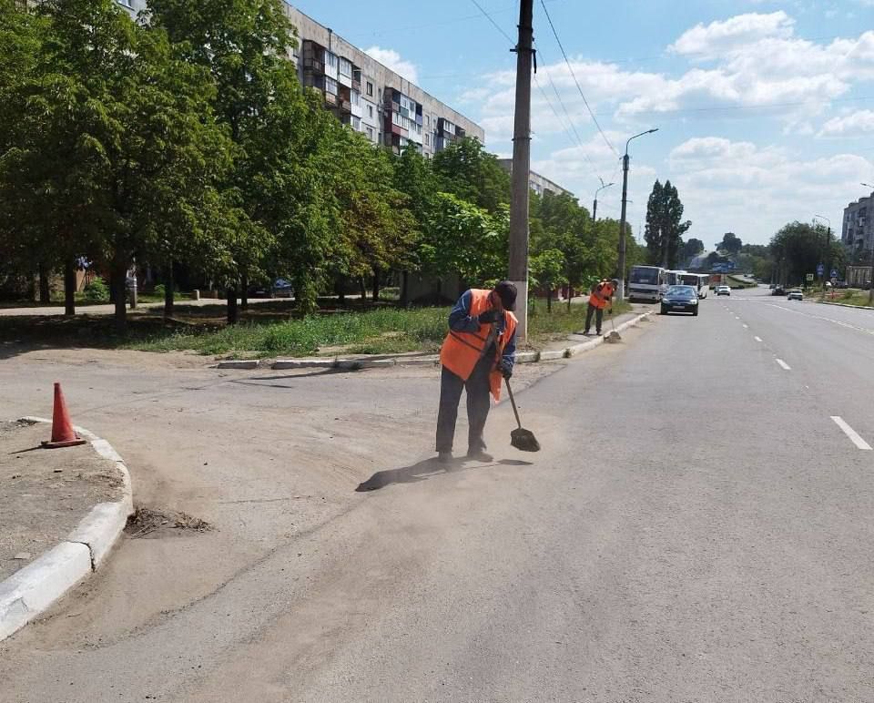 Коммунальные службы проводят работы на территории города Коммунальные службы проводят работы на территории города