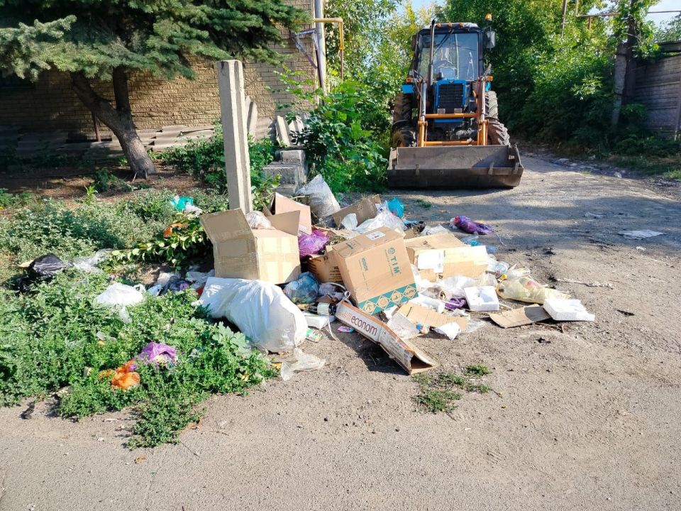 Работы по вывозу мусора с площадок ТКО не прекращаются ни на день Работы по вывозу мусора с площадок ТКО не прекращаются ни на день