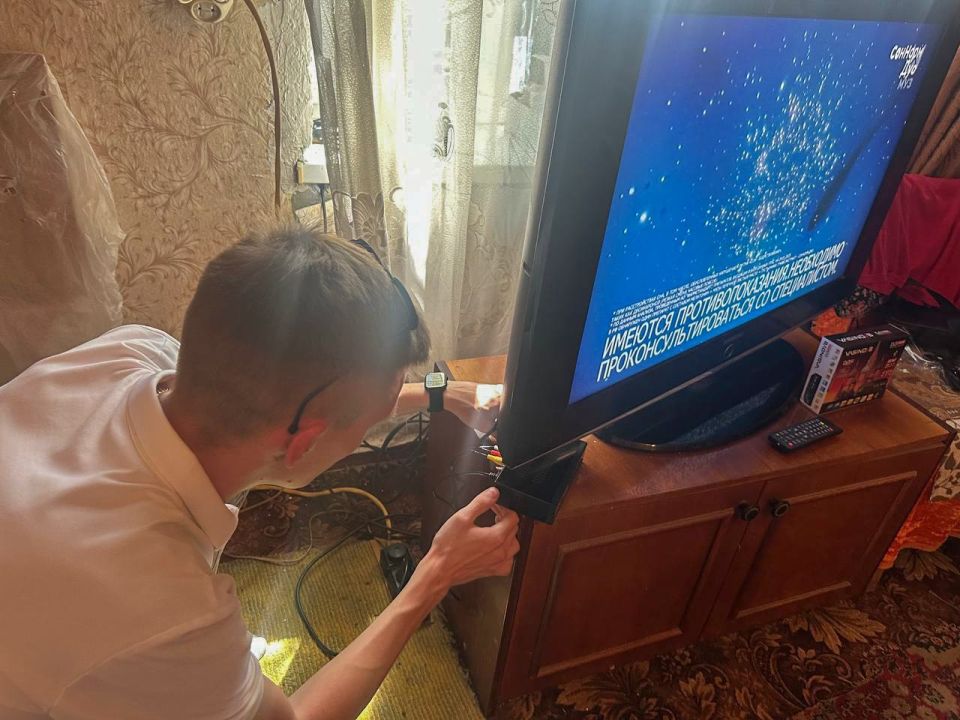 Сергей Козенко: В связи с отключением аналогового телевидения на территории республики сотрудники Администрации Краснодонского муниципального округа в сотрудничестве с Минцифры ЛНР активно помогают пенсионерам перейти на... Сергей Козенко: В связи с отключением аналогового телевидения на территории республики сотрудники Администрации Краснодонского муниципального округа в сотрудничестве с Минцифры ЛНР активно помогают пенсионерам перейти на...