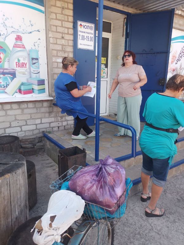 Сотрудники Валуйского отдела жизнеобеспечения постоянно информируют жителей подведомственной территории об опасном сорняке - Амброзия, раздают информационные листы о необходимости уничтожения поросли амброзии Сотрудники Валуйского отдела жизнеобеспечения постоянно информируют жителей подведомственной территории об опасном сорняке - Амброзия, раздают информационные листы о необходимости уничтожения поросли амброзии