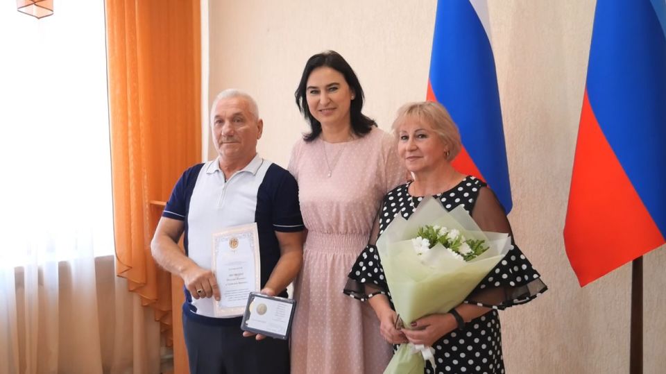 В День семьи, любви и верности в городской Администрации чествовали семейные пары, прожившие в браке более 20 лет В День семьи, любви и верности в городской Администрации чествовали семейные пары, прожившие в браке более 20 лет