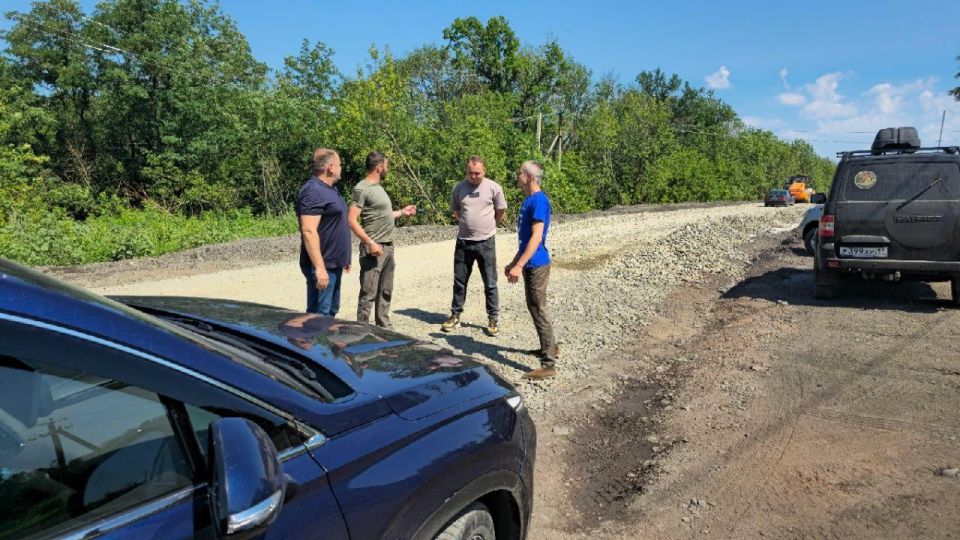 Депутаты «Единой России» города Ровеньки посетили участок ремонтных работ автомобильной дороги города Ровеньки — от пгт Депутаты «Единой России» города Ровеньки посетили участок ремонтных работ автомобильной дороги города Ровеньки — от пгт