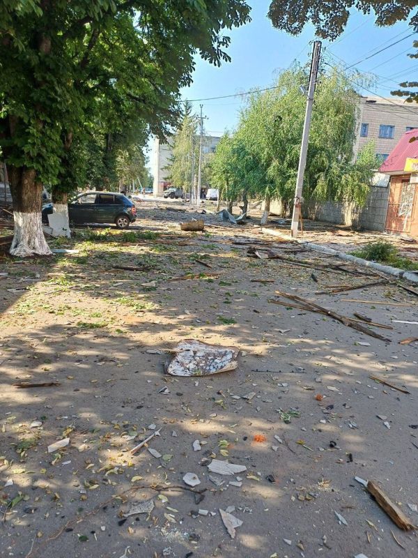 Кадры с последствиями атаки беспилотников киевских боевиков по Старобельску Кадры с последствиями атаки беспилотников киевских боевиков по Старобельску