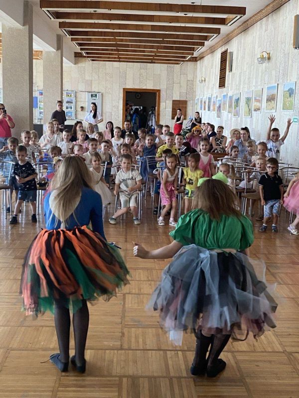 Семья – самое главное в жизни для каждого из нас – это близкие и родные люди, те, кого мы любим, с кого берем пример, о ком заботимся, кому желаем добра и счастья Семья – самое главное в жизни для каждого из нас – это близкие и родные люди, те, кого мы любим, с кого берем пример, о ком заботимся, кому желаем добра и счастья