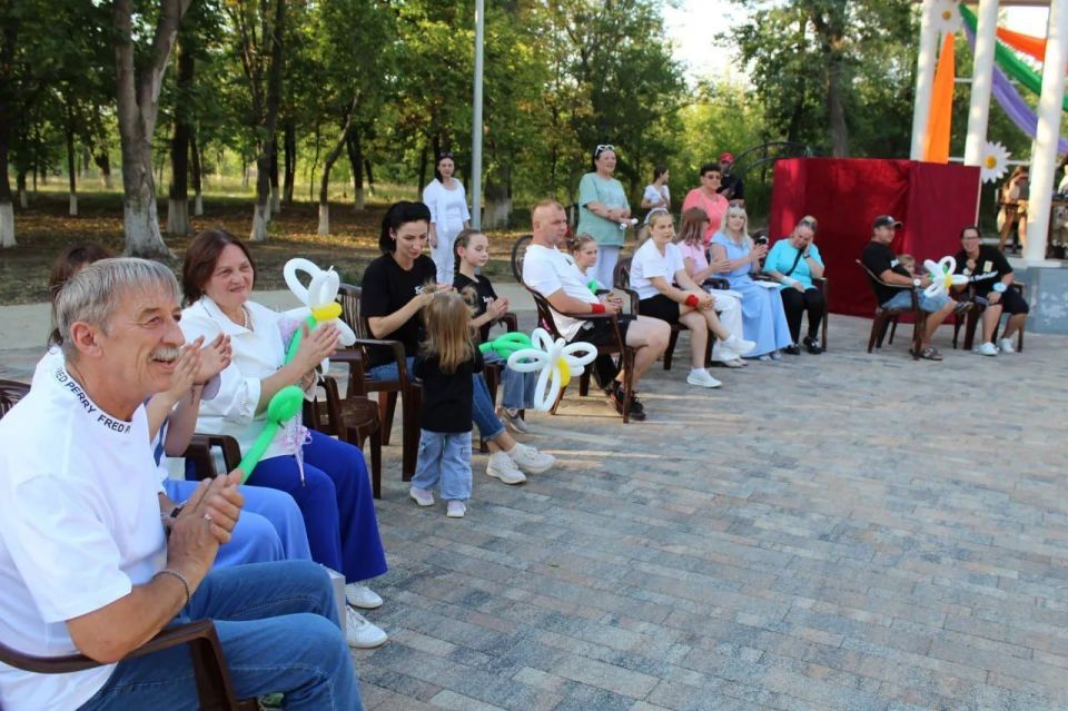 В Краснодоне прошла семейная игровая программа «Веер затей для семей» В Краснодоне прошла семейная игровая программа «Веер затей для семей»