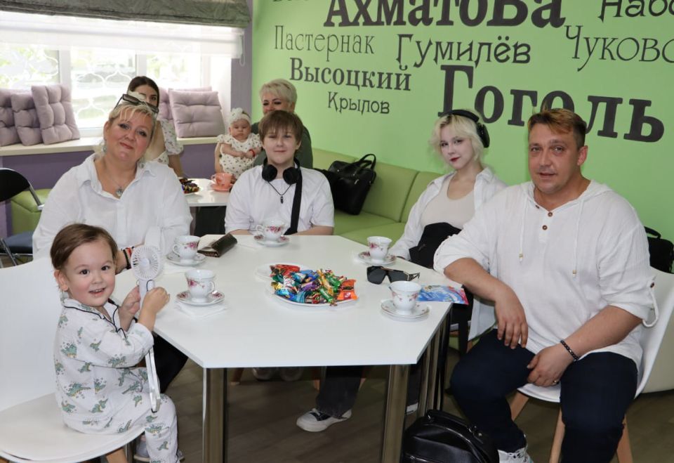 Мудрость и любовь поколений: в Стаханове чествовали семейные династии Мудрость и любовь поколений: в Стаханове чествовали семейные династии