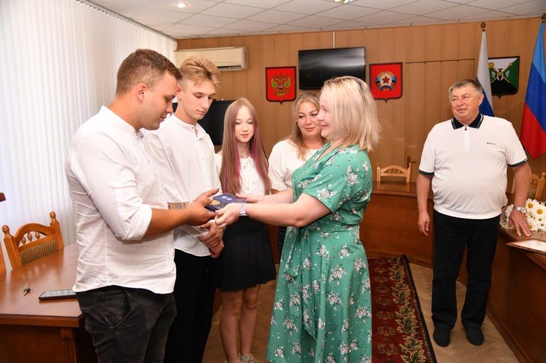 Многодетных свердловских семей наградили медалями «За любовь и верность» Многодетных свердловских семей наградили медалями «За любовь и верность»