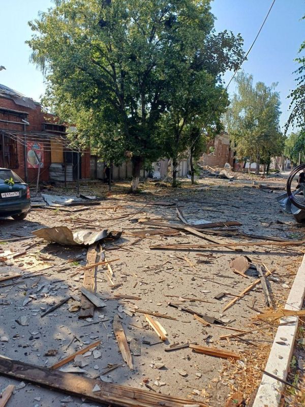 Кадры с последствиями атаки беспилотников киевских боевиков по Старобельску Кадры с последствиями атаки беспилотников киевских боевиков по Старобельску