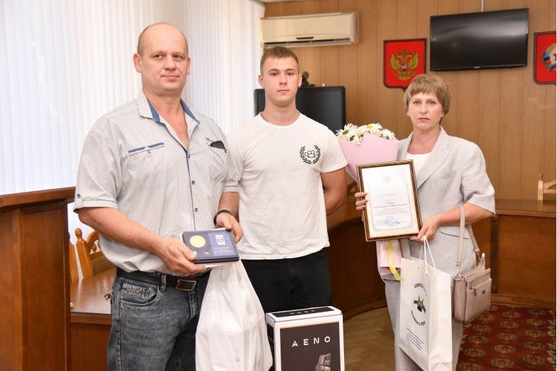 Многодетных свердловских семей наградили медалями «За любовь и верность» Многодетных свердловских семей наградили медалями «За любовь и верность»