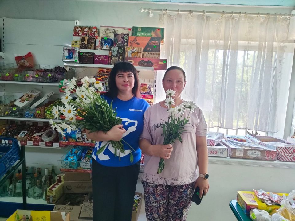 В селе Верхнешевыревка активисты Партии «ЕДИНАЯ РОССИЯ» провели акцию «Подари ромашку» В селе Верхнешевыревка активисты Партии «ЕДИНАЯ РОССИЯ» провели акцию «Подари ромашку»