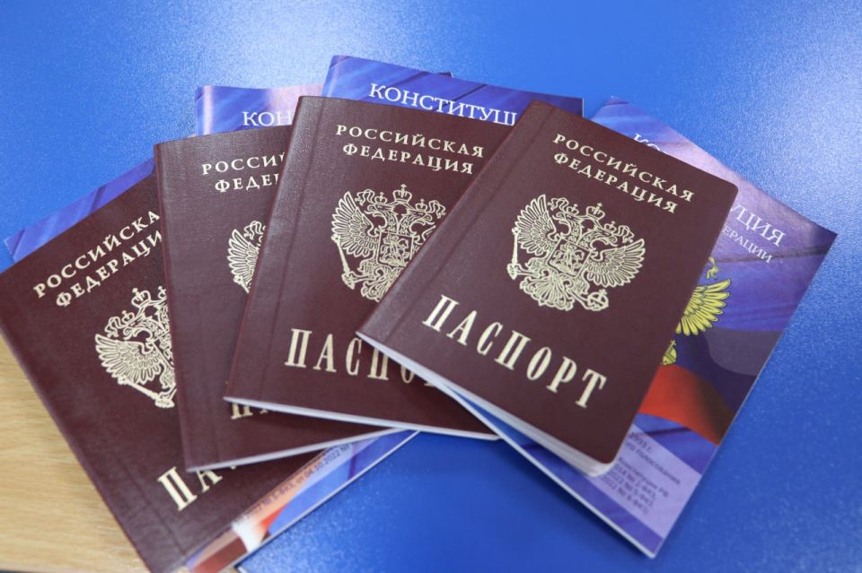 В администрации Стаханова состоялось торжественное вручение паспортов гражданина Российской Федерации В администрации Стаханова состоялось торжественное вручение паспортов гражданина Российской Федерации