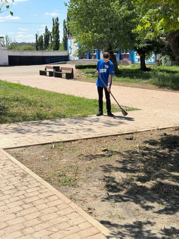 В преддверии Дня семьи, любви и верности активисты «Молодой Гвардии Единой России» и партийного проекта «Чистая страна» провели субботник на детской площадке в парке ДК им.В.Ленина В преддверии Дня семьи, любви и верности активисты «Молодой Гвардии Единой России» и партийного проекта «Чистая страна» провели субботник на детской площадке в парке ДК им.В.Ленина